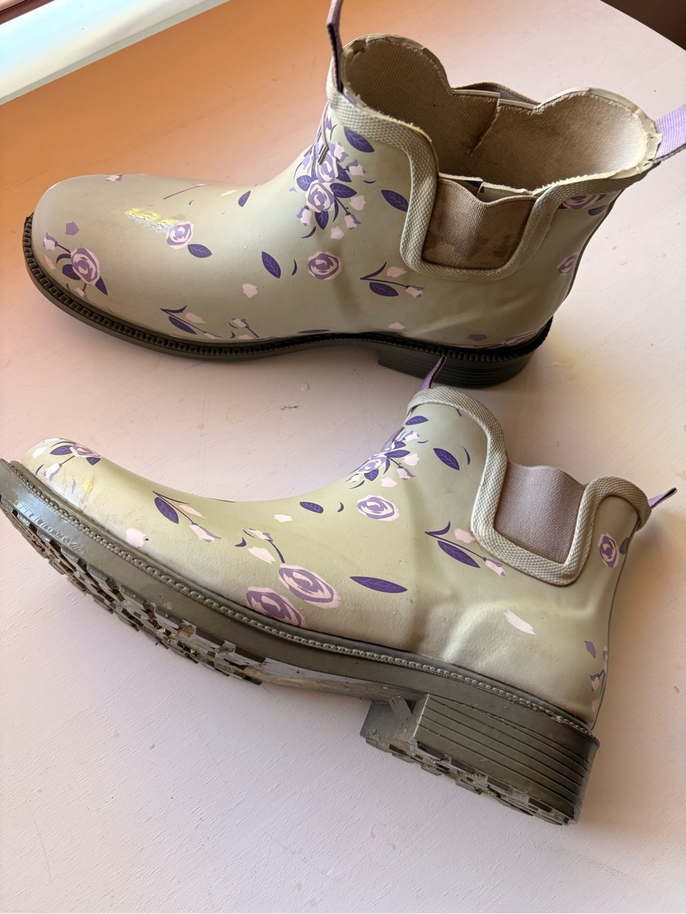💙JBU Sage Green Chelsea Rain Booties with Lavender Floral Print